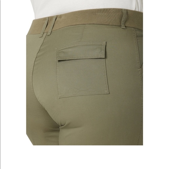 Lee Women's Plus Size7" Midrise Utility Short - Picture 4 of 8